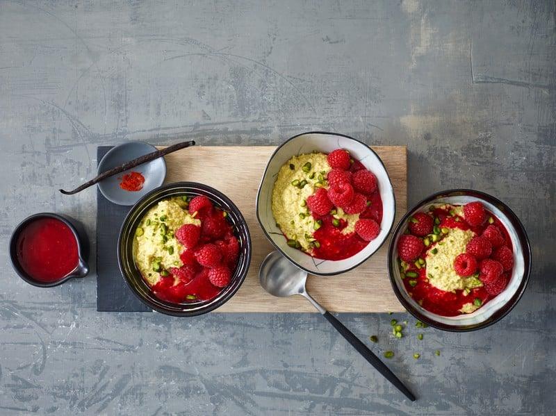 Porridge au quinoa safrané et aux framboises