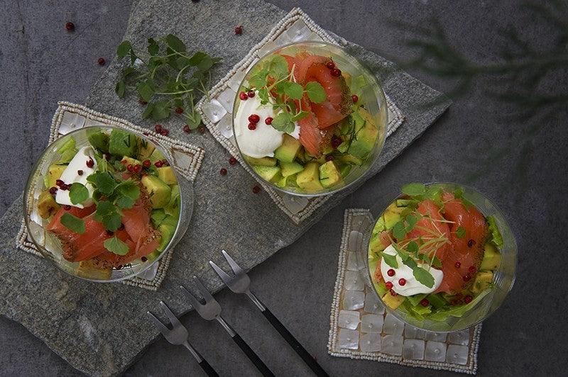 Saumon et avocat aux baies roses et à l’aneth