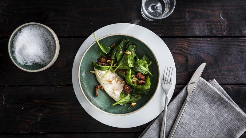 Loup de mer en croûte de sel, salade de pousses d'épinards